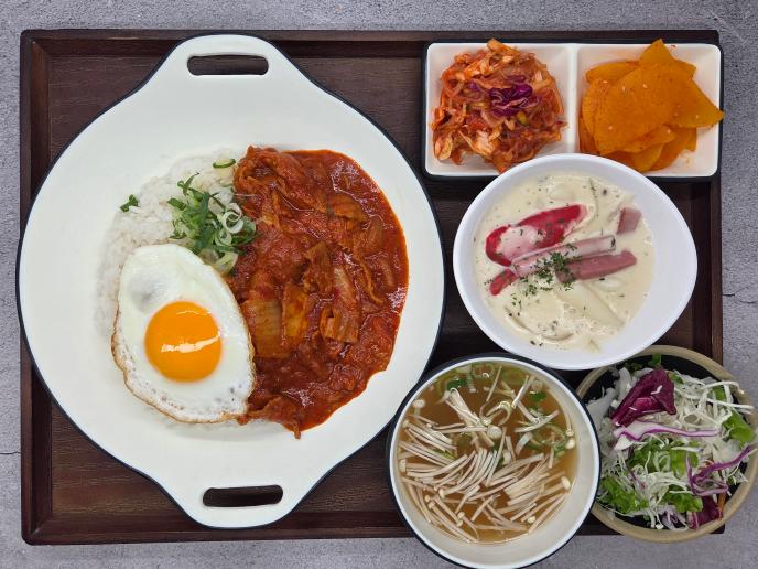 제육김치덮밥&계란후라이