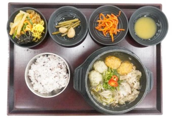 우삼겹굴림만두전골